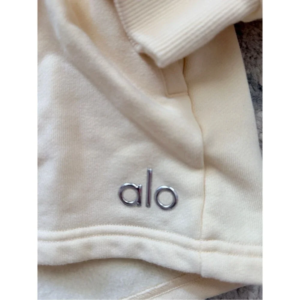 Alo-yoga Women's Candlelight yellow Accolade Crew and Shorts